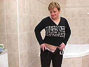 Blond Chubby Mature Plumper Fingering Herself In Bath