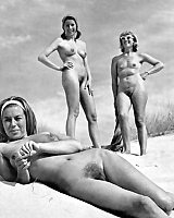 Voyeur pictures: Vintage beach nudist
