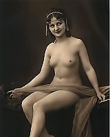 Unbelievable Vintage Photos From 1900s With Nude Women Of That Time Posing Na